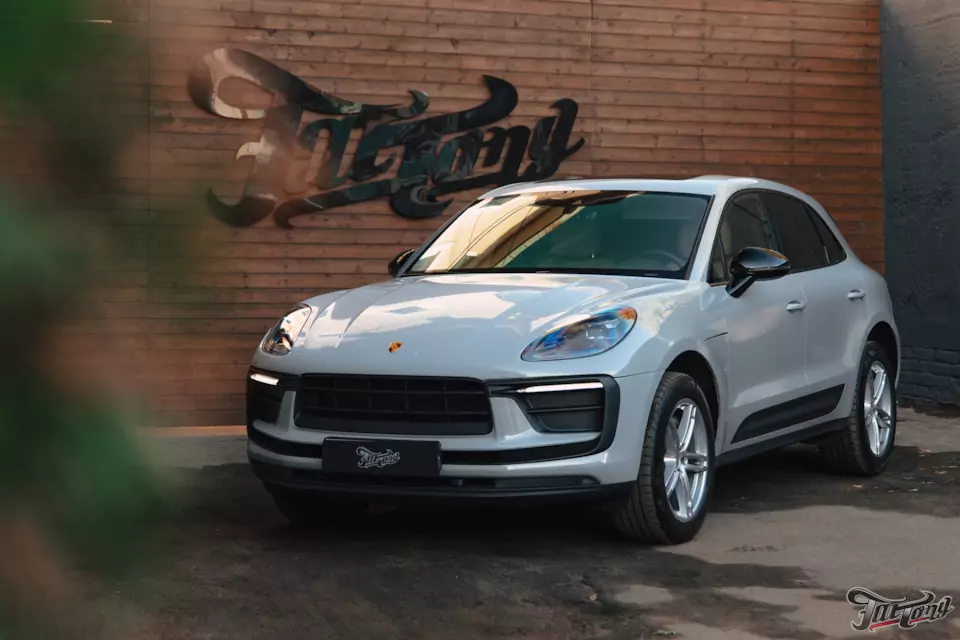 Из синего в серый: оклеили Porsche Macan в цветной винил!